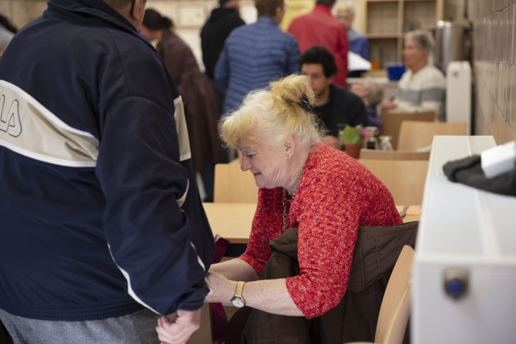 Gasten in het sociaal restaurant